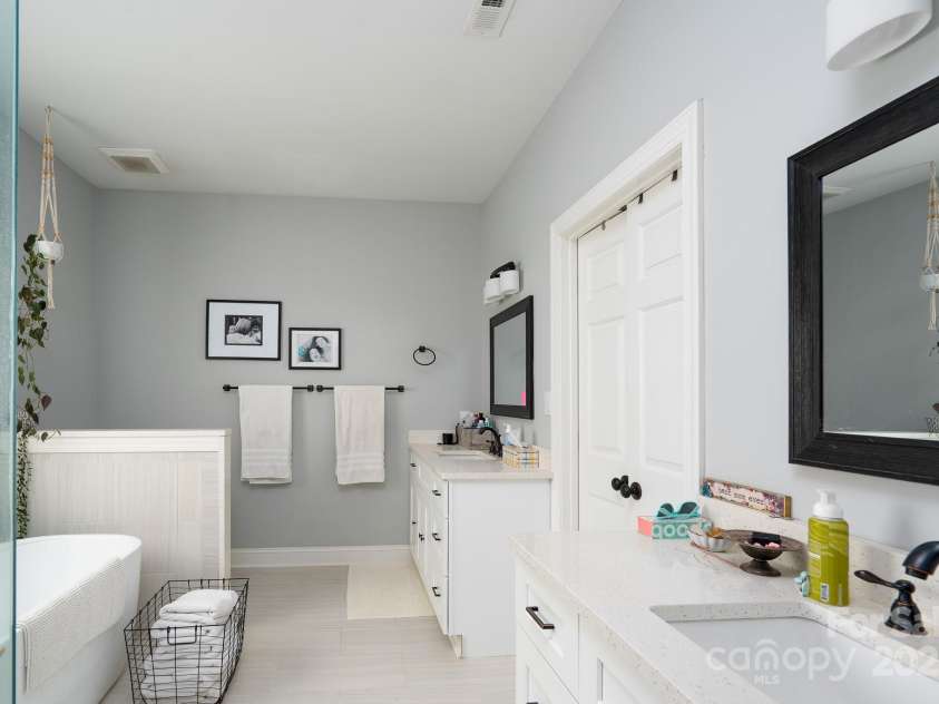 11823 Sir Francis Drake Drive, Charlotte, NC 28277.  MLS# CAR4283421, YatesRealty ID 1065. 