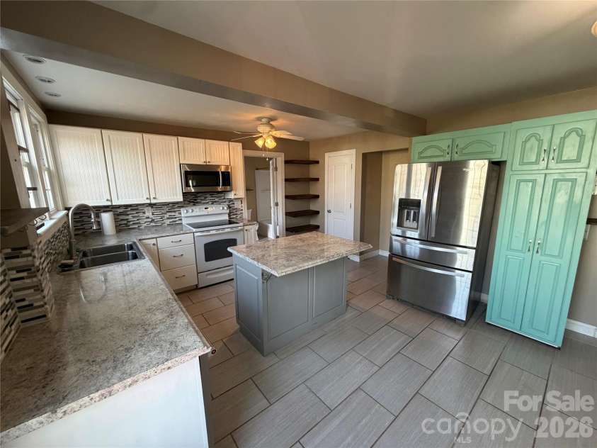 405 Jug Wilson Street, Morganton, NC 28655.  MLS# CAR4358982, YatesRealty ID 10651. Kitchen Island