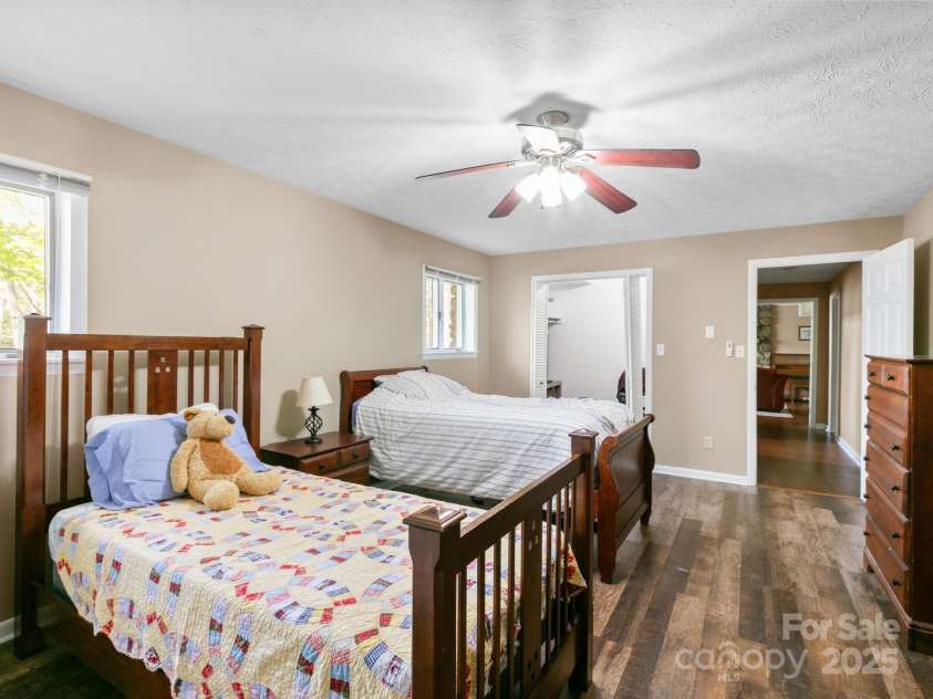 9 Cedar Trail, Asheville, NC 28803.  MLS# CAR4249342, YatesRealty ID 10651. BDR 4. Walk-in closet