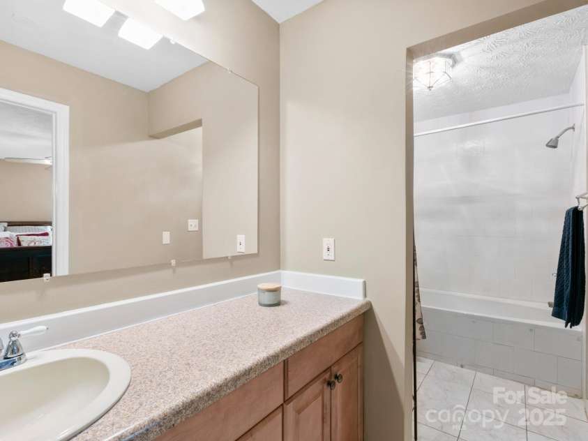 9 Cedar Trail, Asheville, NC 28803.  MLS# CAR4249342, YatesRealty ID 10651. Primary bathroom. Jet tub/shower