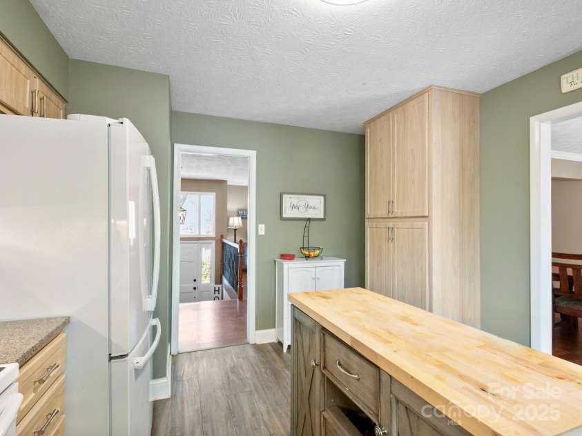 9 Cedar Trail, Asheville, NC 28803.  MLS# CAR4249342, YatesRealty ID 10651. Refrigerator conveys