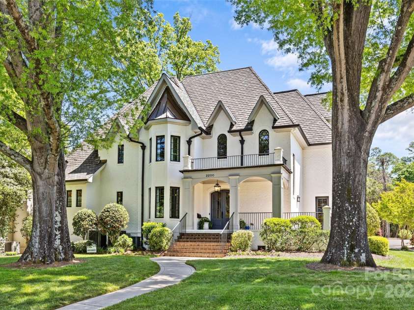2200 Hastings Drive, Charlotte, NC 28207.  MLS# CAR4248449, YatesRealty ID 10652. 