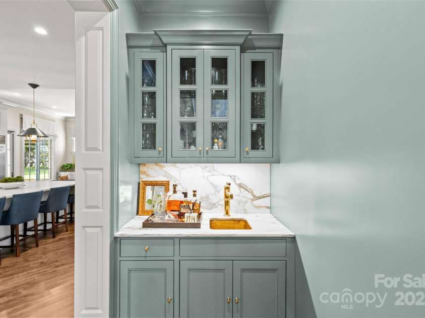 2200 Hastings Drive, Charlotte, NC 28207.  MLS# CAR4248449, YatesRealty ID 10652. 