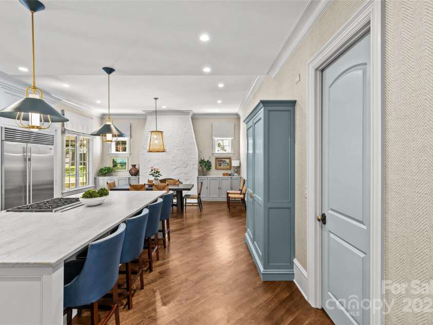 2200 Hastings Drive, Charlotte, NC 28207.  MLS# CAR4248449, YatesRealty ID 10652. 