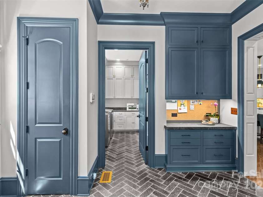 2200 Hastings Drive, Charlotte, NC 28207.  MLS# CAR4248449, YatesRealty ID 10652. 