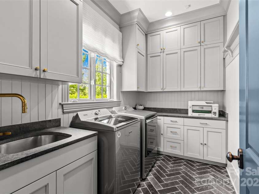 2200 Hastings Drive, Charlotte, NC 28207.  MLS# CAR4248449, YatesRealty ID 10652. 