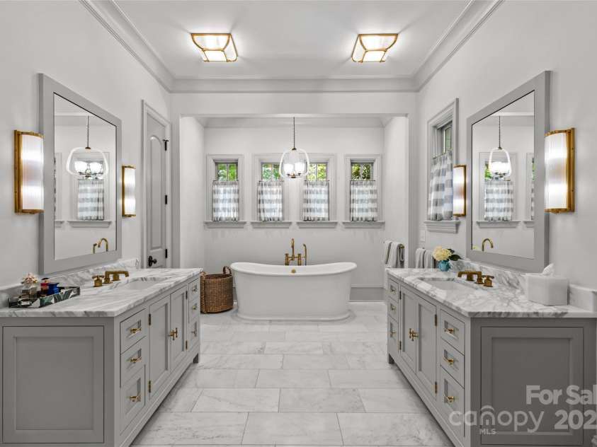 2200 Hastings Drive, Charlotte, NC 28207.  MLS# CAR4248449, YatesRealty ID 10652. 