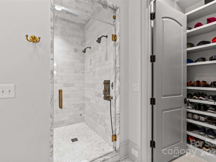 2200 Hastings Drive, Charlotte, NC 28207.  MLS# CAR4248449, YatesRealty ID 10652. 