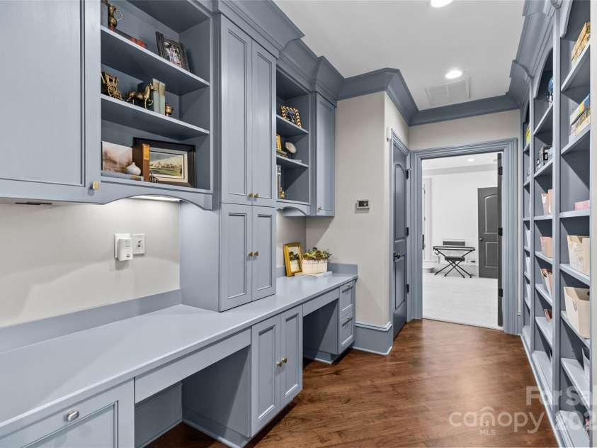 2200 Hastings Drive, Charlotte, NC 28207.  MLS# CAR4248449, YatesRealty ID 10652. 