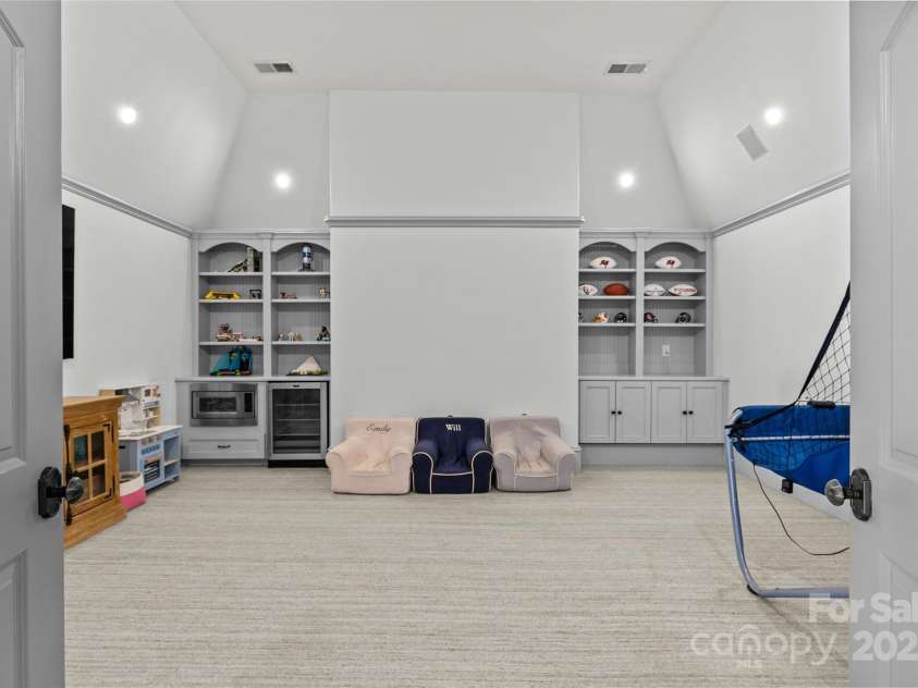 2200 Hastings Drive, Charlotte, NC 28207.  MLS# CAR4248449, YatesRealty ID 10652. 