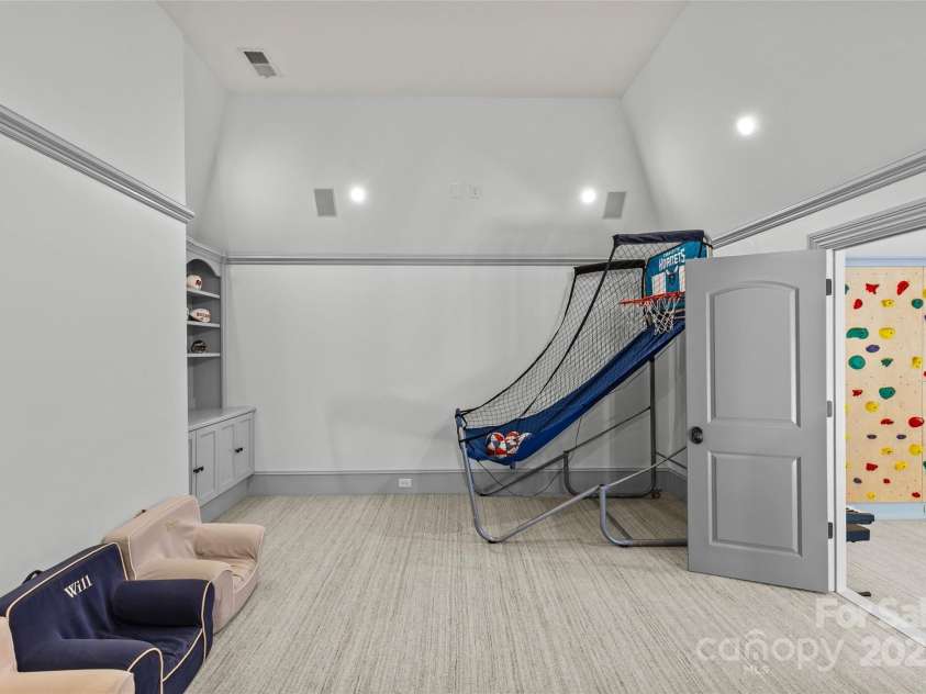 2200 Hastings Drive, Charlotte, NC 28207.  MLS# CAR4248449, YatesRealty ID 10652. 