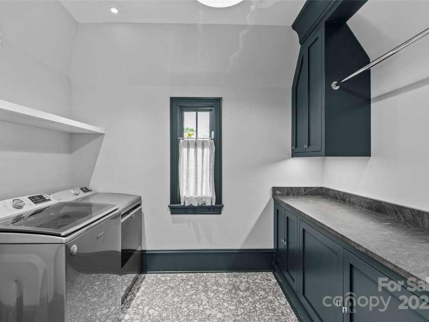 2200 Hastings Drive, Charlotte, NC 28207.  MLS# CAR4248449, YatesRealty ID 10652. 