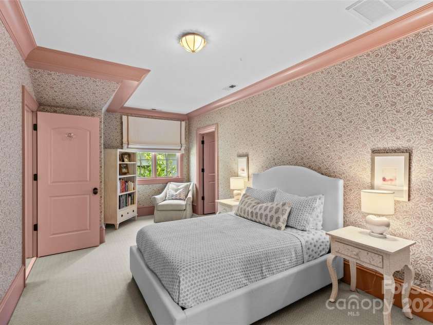 2200 Hastings Drive, Charlotte, NC 28207.  MLS# CAR4248449, YatesRealty ID 10652. 