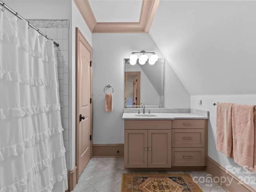 2200 Hastings Drive, Charlotte, NC 28207.  MLS# CAR4248449, YatesRealty ID 10652. 