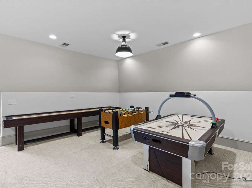 2200 Hastings Drive, Charlotte, NC 28207.  MLS# CAR4248449, YatesRealty ID 10652. 