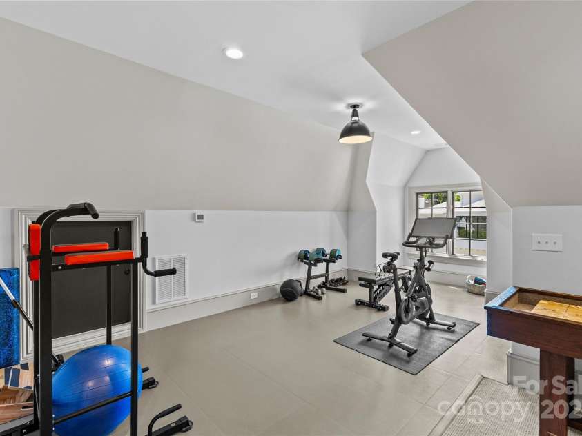 2200 Hastings Drive, Charlotte, NC 28207.  MLS# CAR4248449, YatesRealty ID 10652. 