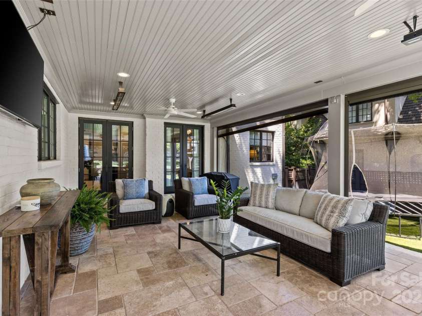 2200 Hastings Drive, Charlotte, NC 28207.  MLS# CAR4248449, YatesRealty ID 10652. 