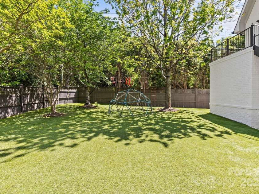 2200 Hastings Drive, Charlotte, NC 28207.  MLS# CAR4248449, YatesRealty ID 10652. 