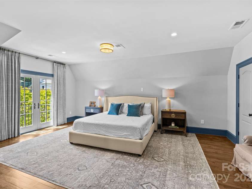 2200 Hastings Drive, Charlotte, NC 28207.  MLS# CAR4248449, YatesRealty ID 10652. 
