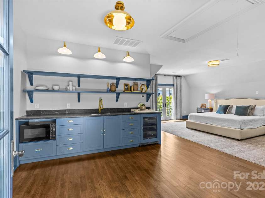 2200 Hastings Drive, Charlotte, NC 28207.  MLS# CAR4248449, YatesRealty ID 10652. 