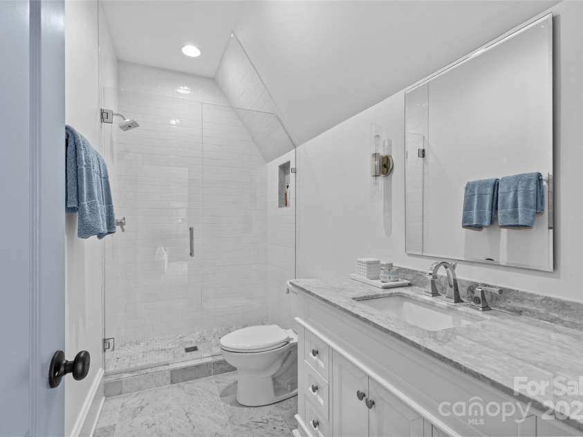 2200 Hastings Drive, Charlotte, NC 28207.  MLS# CAR4248449, YatesRealty ID 10652. 