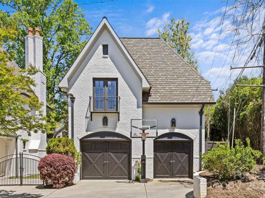 2200 Hastings Drive, Charlotte, NC 28207.  MLS# CAR4248449, YatesRealty ID 10652. 