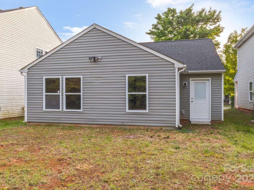 7616 Monarch Birch Lane, Charlotte, NC 28215.  MLS# CAR4253139, YatesRealty ID 10654. 