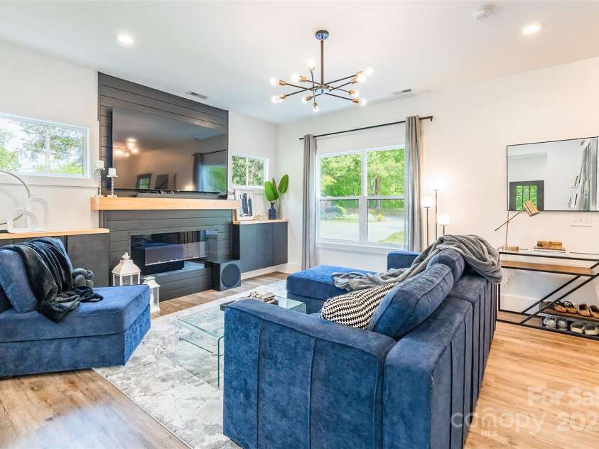 5227 Pinebrook Drive, Charlotte, NC 28208.  MLS# CAR4249714, YatesRealty ID 10657. 