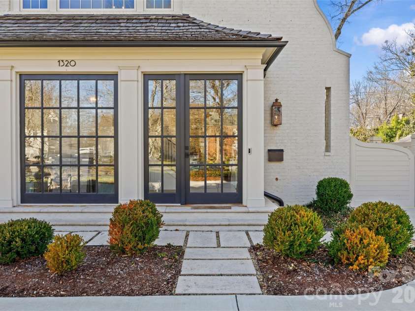 1320 Biltmore Drive, Charlotte, NC 28207.  MLS# CAR4336007, YatesRealty ID 10659. 
