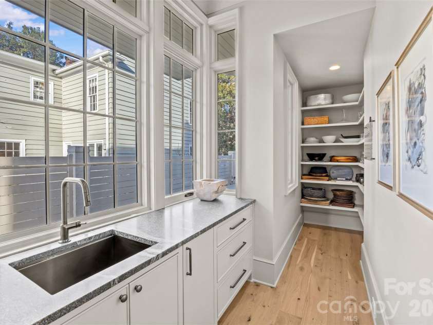 1320 Biltmore Drive, Charlotte, NC 28207.  MLS# CAR4336007, YatesRealty ID 10659. 