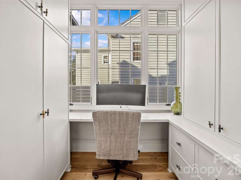 1320 Biltmore Drive, Charlotte, NC 28207.  MLS# CAR4336007, YatesRealty ID 10659. 