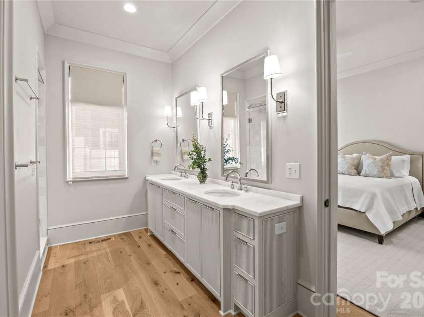1320 Biltmore Drive, Charlotte, NC 28207.  MLS# CAR4336007, YatesRealty ID 10659. 