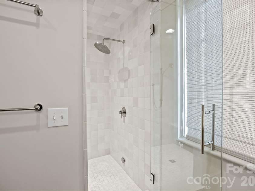 1320 Biltmore Drive, Charlotte, NC 28207.  MLS# CAR4336007, YatesRealty ID 10659. 