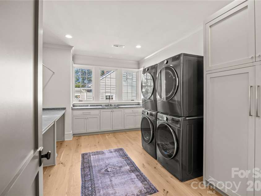 1320 Biltmore Drive, Charlotte, NC 28207.  MLS# CAR4336007, YatesRealty ID 10659. 