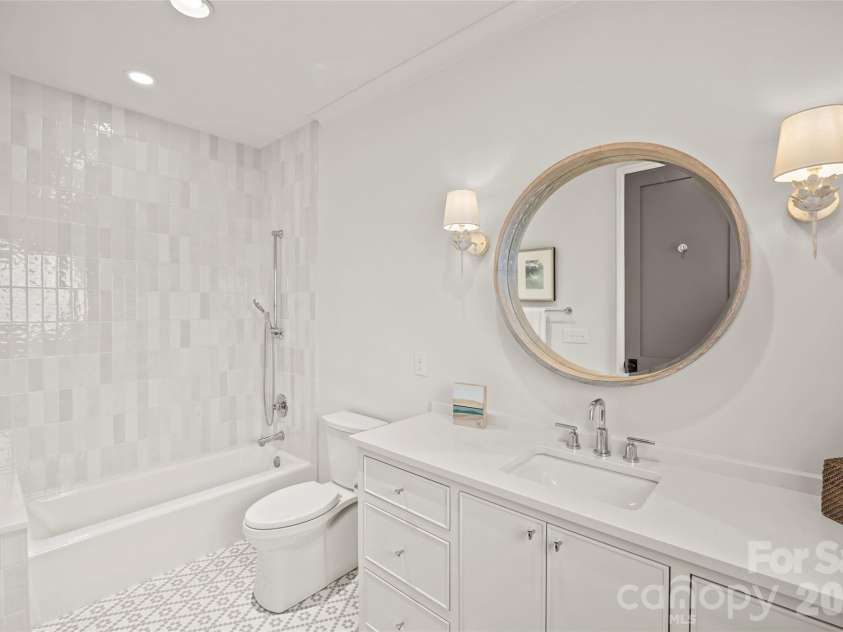 1320 Biltmore Drive, Charlotte, NC 28207.  MLS# CAR4336007, YatesRealty ID 10659. 