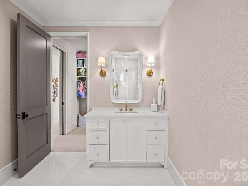 1320 Biltmore Drive, Charlotte, NC 28207.  MLS# CAR4336007, YatesRealty ID 10659. 