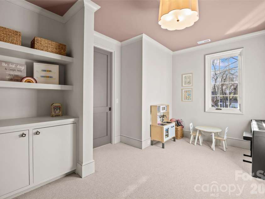 1320 Biltmore Drive, Charlotte, NC 28207.  MLS# CAR4336007, YatesRealty ID 10659. 