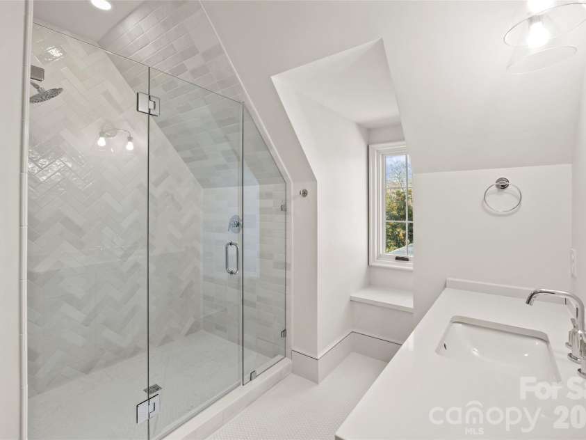 1320 Biltmore Drive, Charlotte, NC 28207.  MLS# CAR4336007, YatesRealty ID 10659. 