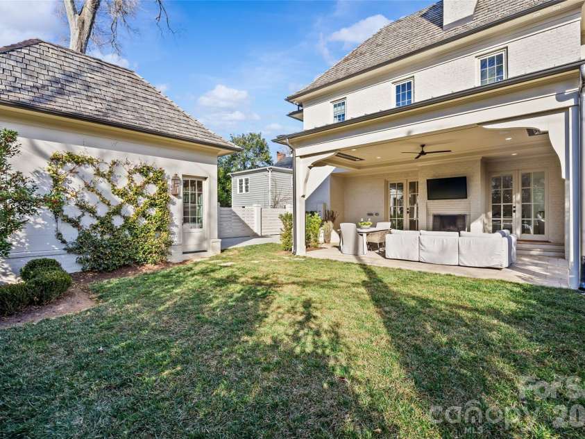 1320 Biltmore Drive, Charlotte, NC 28207.  MLS# CAR4336007, YatesRealty ID 10659. 