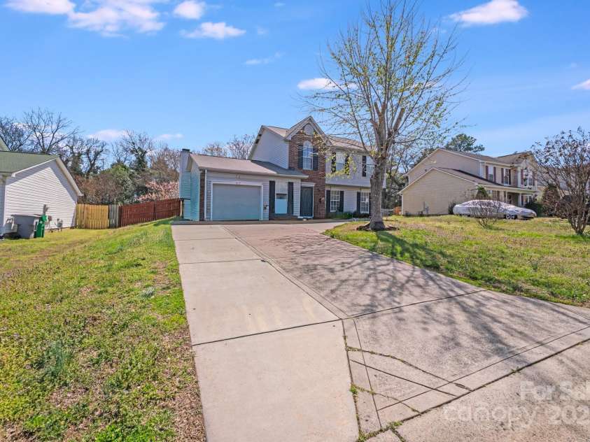 7619 Woodknoll Drive, Charlotte, NC 28217.  MLS# CAR4237527, YatesRealty ID 10661. 