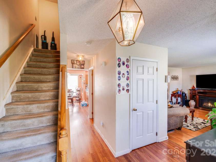 7619 Woodknoll Drive, Charlotte, NC 28217.  MLS# CAR4237527, YatesRealty ID 10661. 
