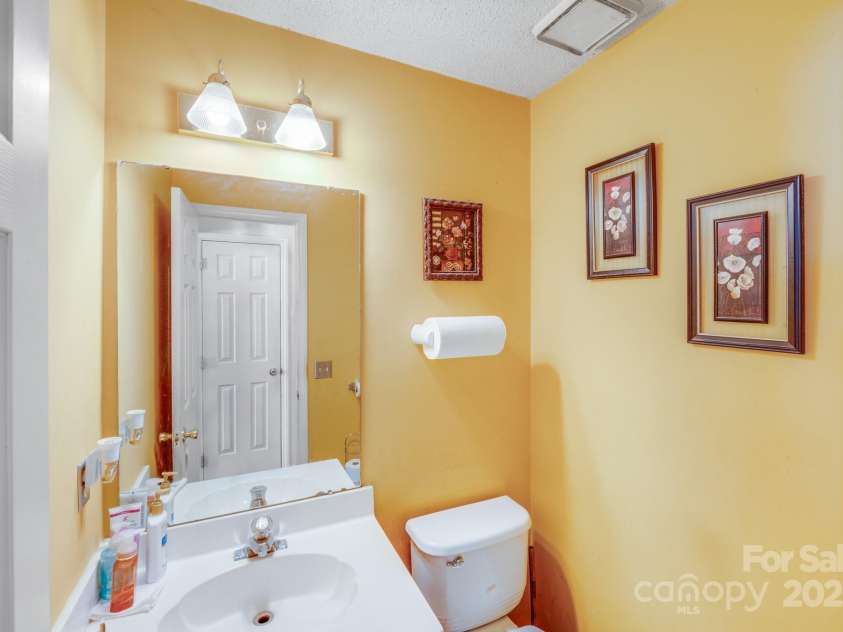 7619 Woodknoll Drive, Charlotte, NC 28217.  MLS# CAR4237527, YatesRealty ID 10661. 