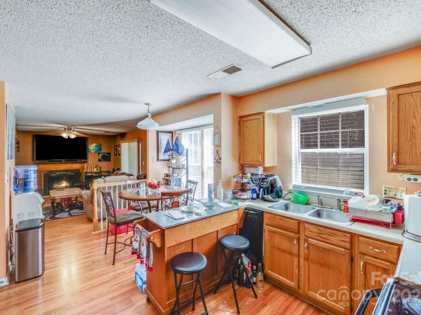 7619 Woodknoll Drive, Charlotte, NC 28217.  MLS# CAR4237527, YatesRealty ID 10661. 