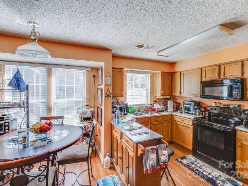 7619 Woodknoll Drive, Charlotte, NC 28217.  MLS# CAR4237527, YatesRealty ID 10661. 