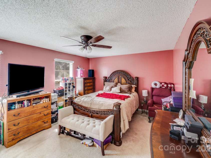 7619 Woodknoll Drive, Charlotte, NC 28217.  MLS# CAR4237527, YatesRealty ID 10661. 