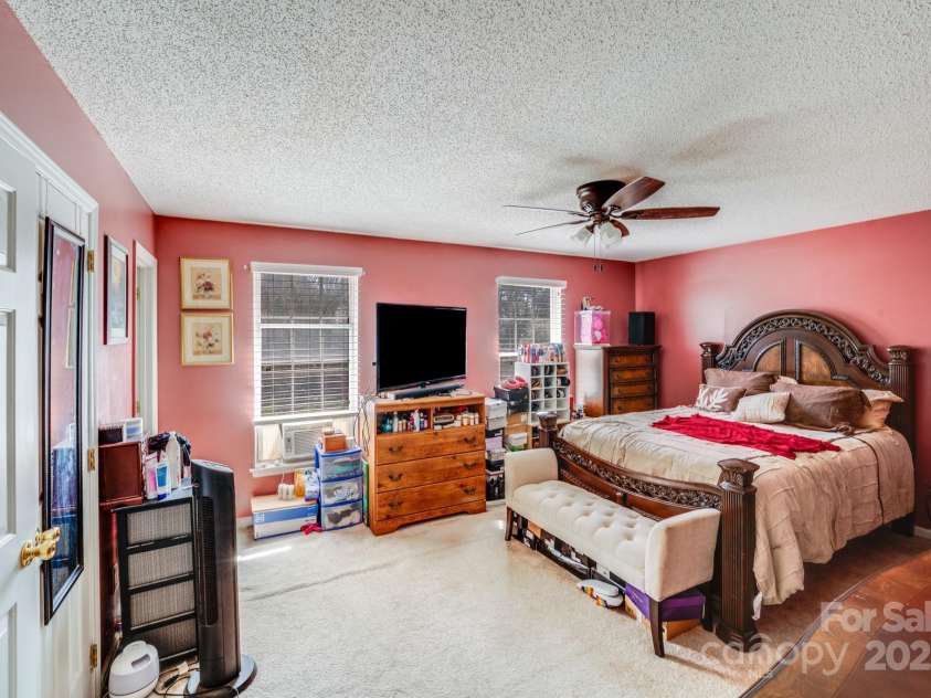 7619 Woodknoll Drive, Charlotte, NC 28217.  MLS# CAR4237527, YatesRealty ID 10661. 
