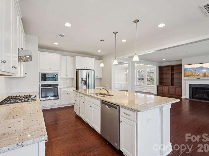 17422 Shearer Road, Davidson, NC 28036.  MLS# CAR4338000, YatesRealty ID 10663. Fully Upgraded Kitchen with Large Island