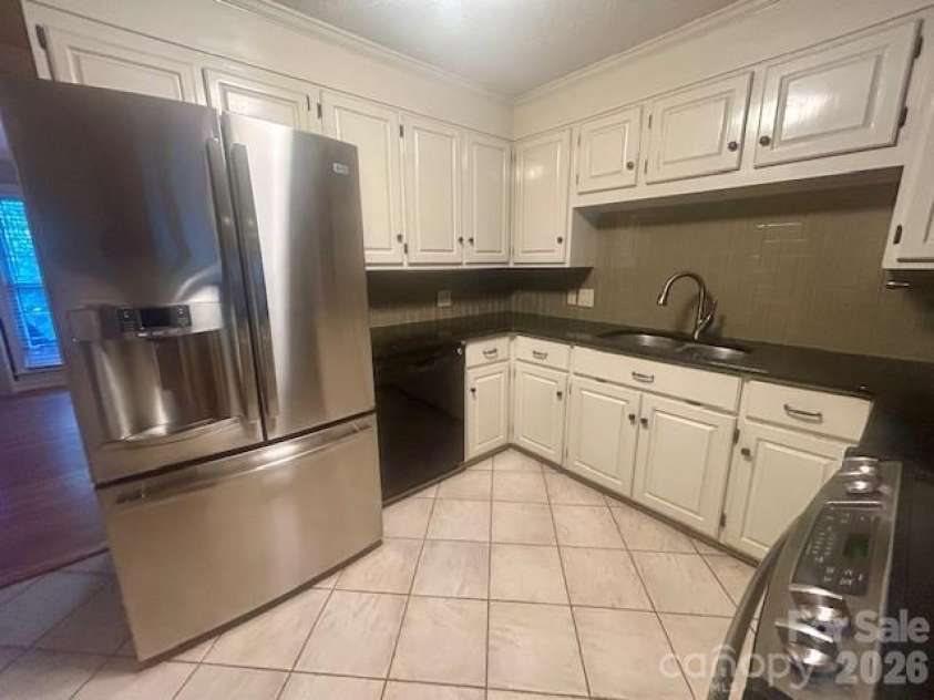 252 Deerfield Street, Lenoir, NC 28645.  MLS# CAR4285316, YatesRealty ID 10669. Solid surface countertops