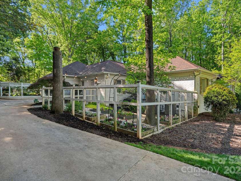 2915 Cross Country Road, Charlotte, NC 28270.  MLS# CAR4242703, YatesRealty ID 10669. 