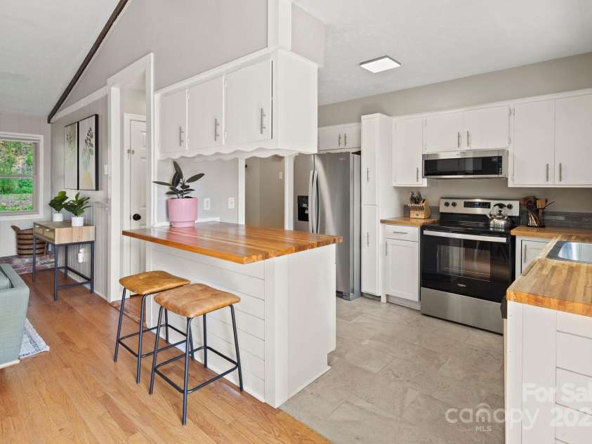 144 Laurel Road, Arden, NC 28704.  MLS# CAR4222135, YatesRealty ID 1067. 